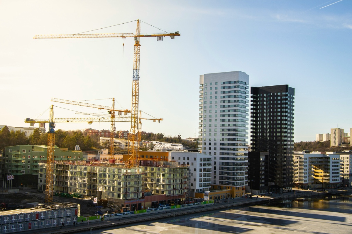 Byggeprojekter og stilladser i en dansk by