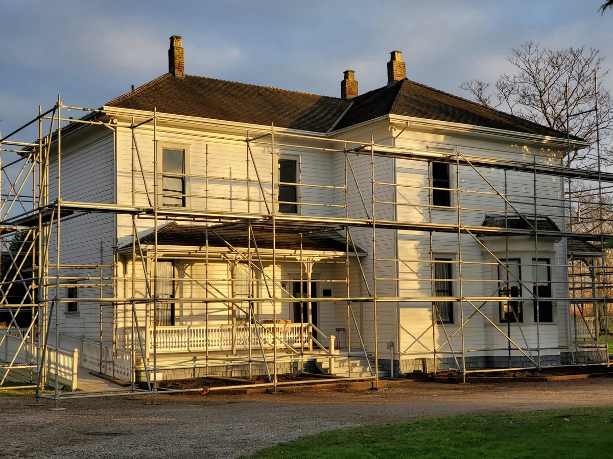 Stillads opsat omkring hvid villa under facaderenovering