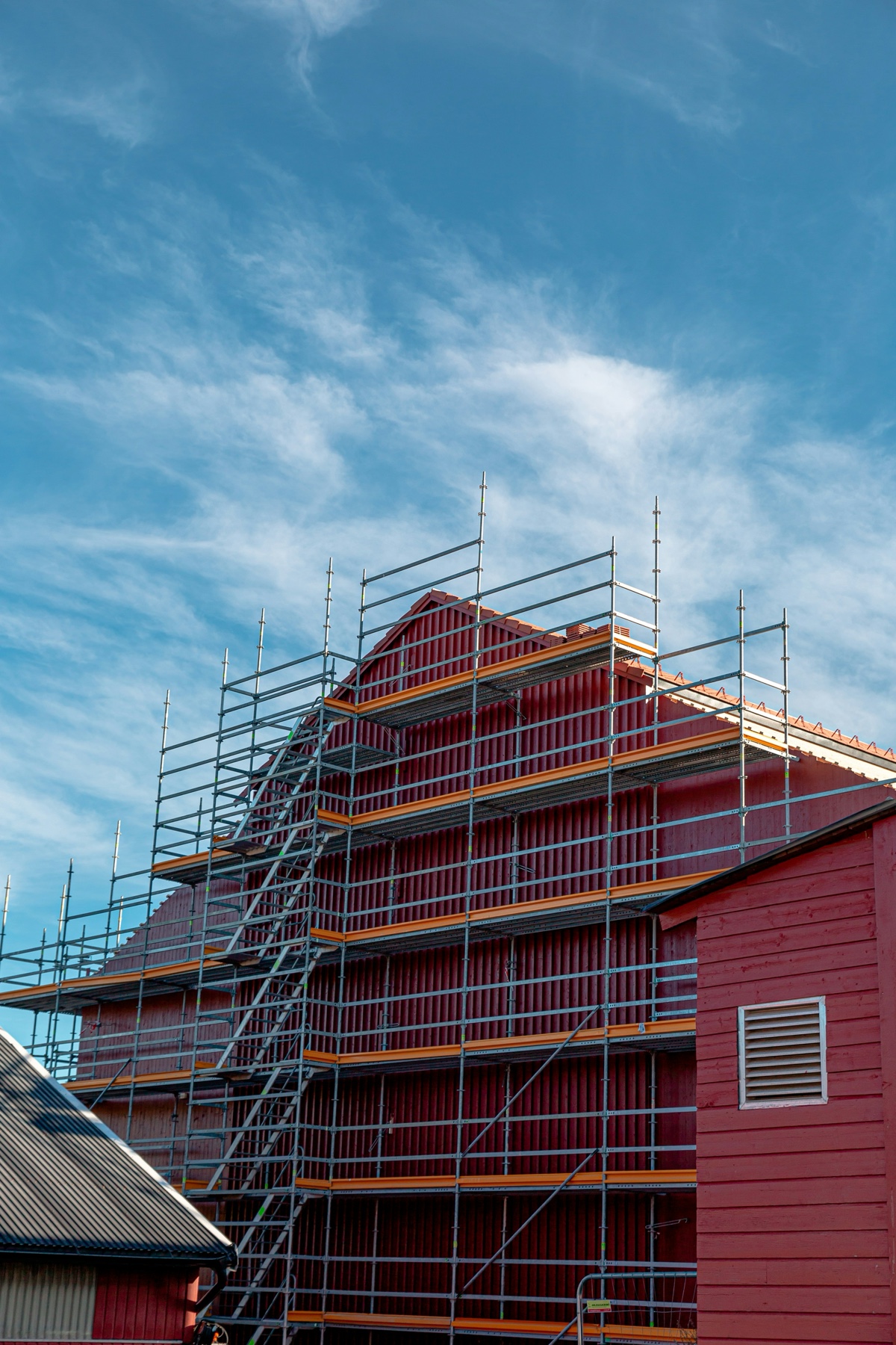 Stillads opsat omkring hus under renovering